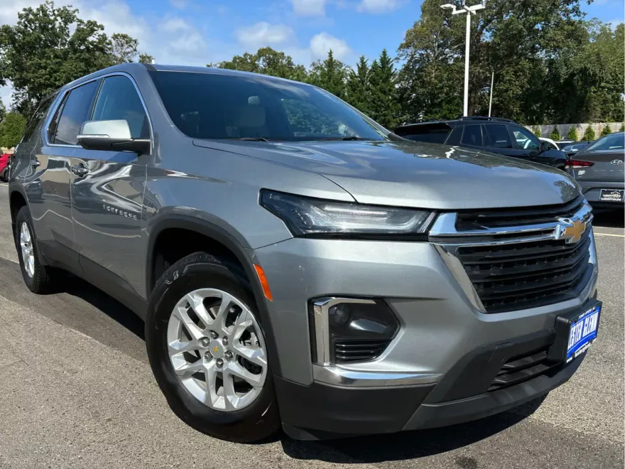 2023 Chevrolet Traverse LS photo 1
