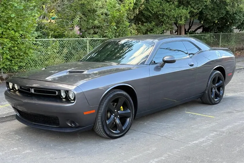 2016 Dodge Challenger SXT photo 1