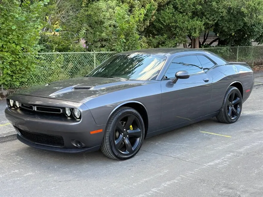 2016 Dodge Challenger SXT photo 1