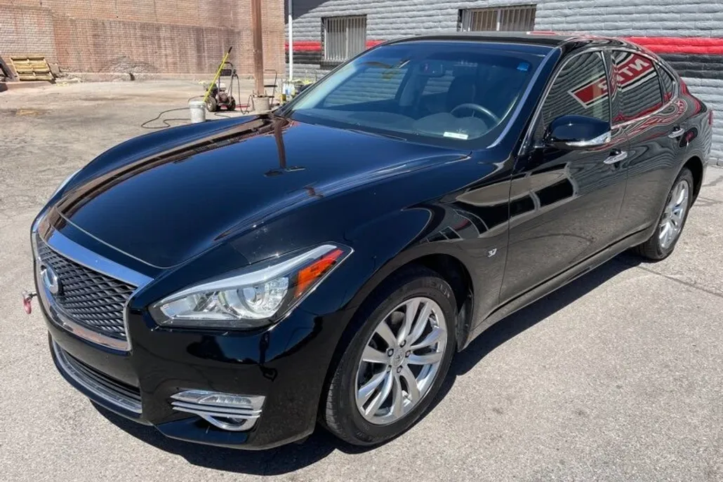 2018 Infiniti Q70 3.7 Luxe photo 1