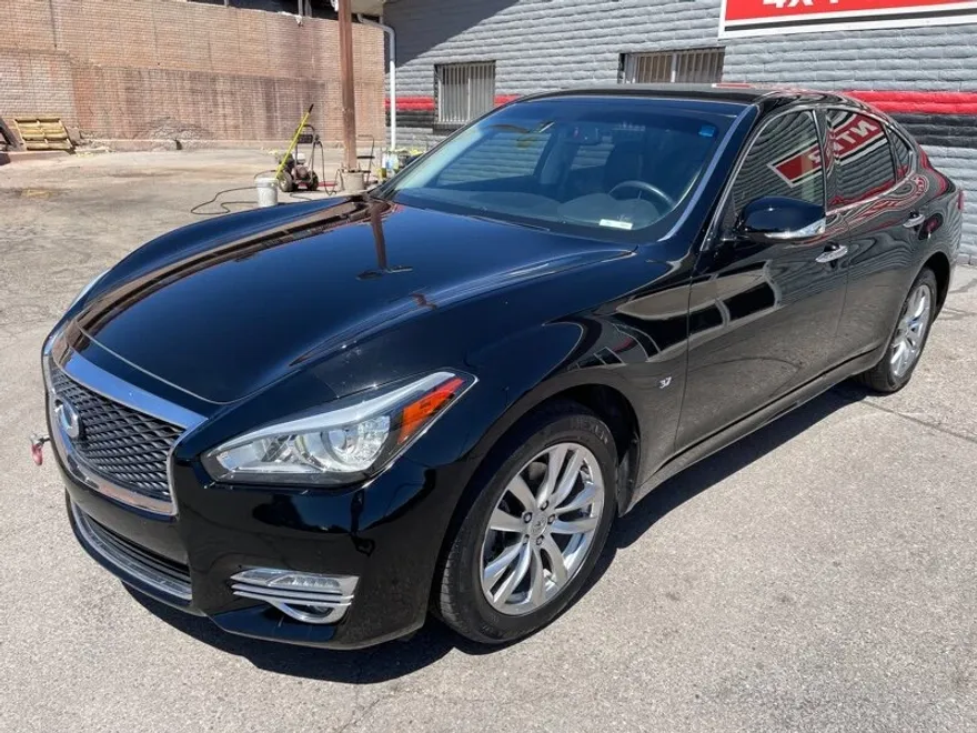 2018 Infiniti Q70 3.7 Luxe photo 1