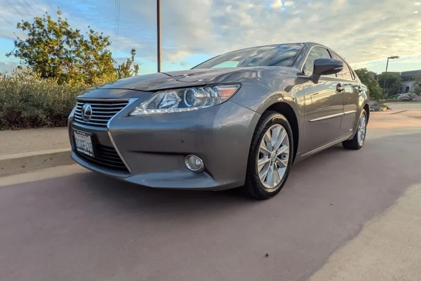 2014 Lexus ES 300h photo 1