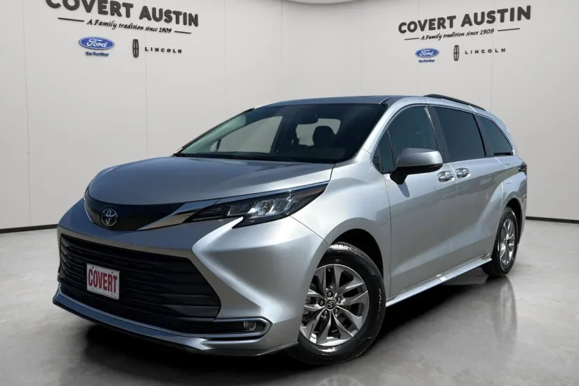 2023 Toyota Sienna XLE photo 1