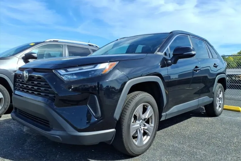 2023 Toyota RAV4 XLE photo 1