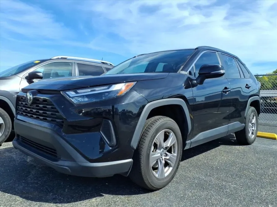 2023 Toyota RAV4 XLE photo 1