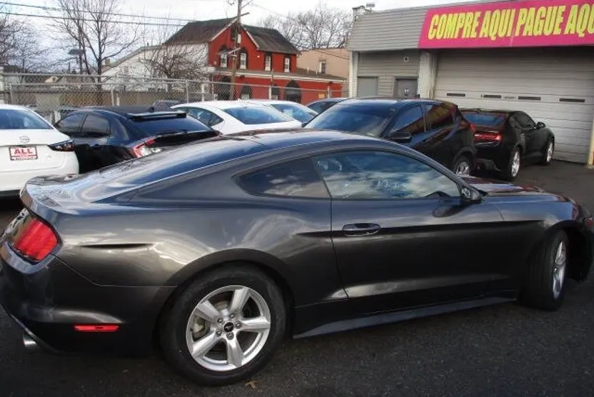2017 Ford Mustang V6 photo 1