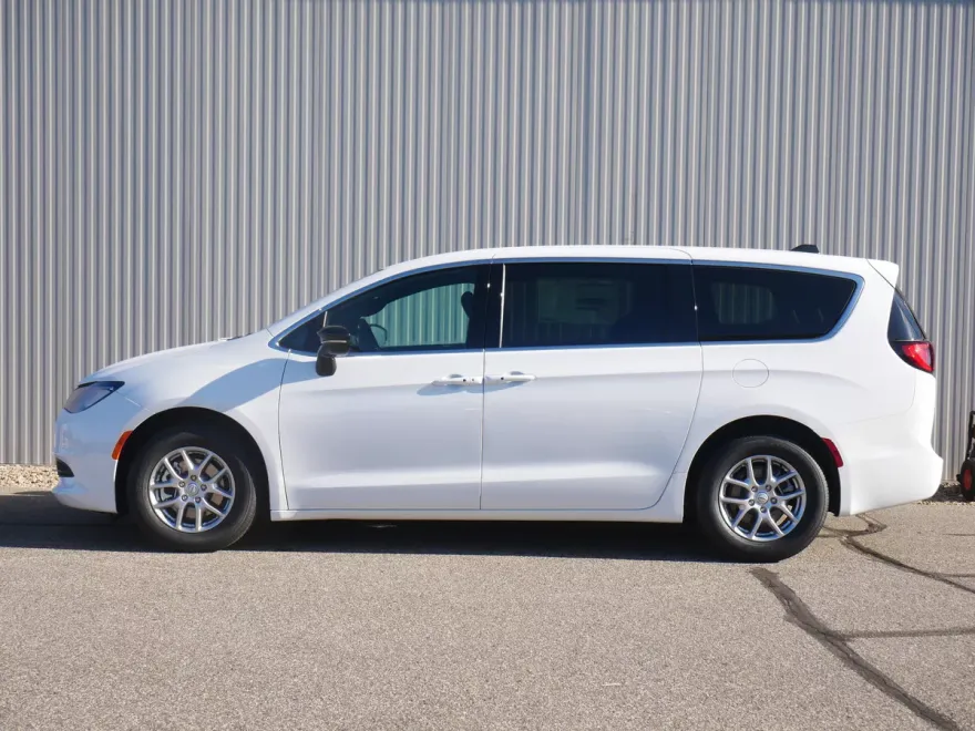 2026 Chrysler Voyager LX photo 1