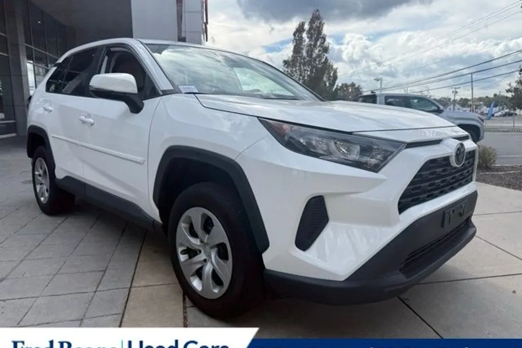 2022 Toyota RAV4 LE photo 1