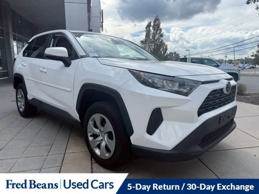 2022 Toyota RAV4 LE photo 1