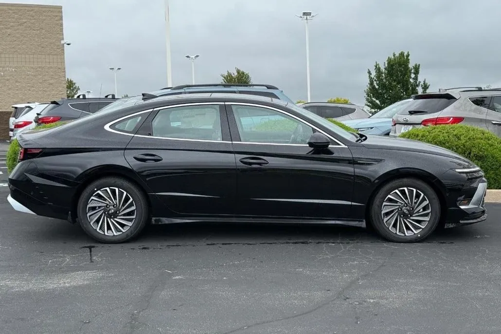 2025 Hyundai Sonata Hybrid Limited photo 1