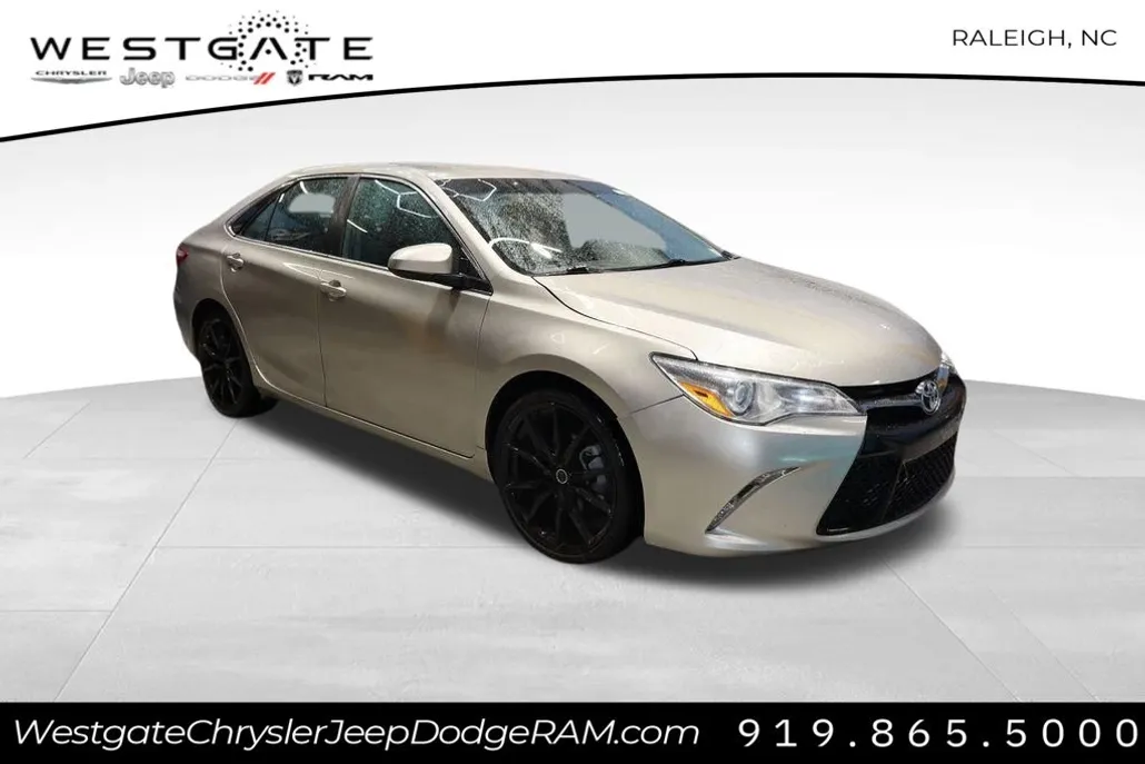 2017 Toyota Camry SE photo 1