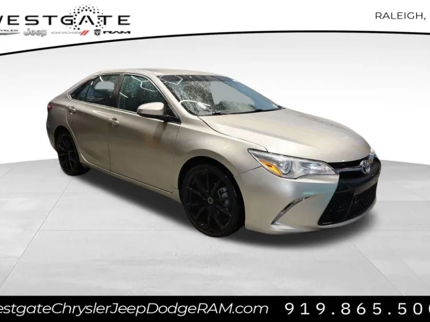 2017 Toyota Camry SE photo 1