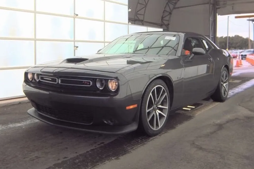 2023 Dodge Challenger R/T photo 1
