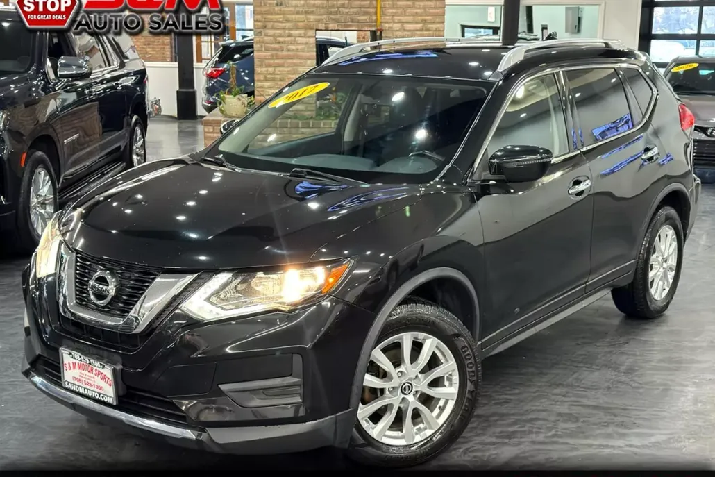 2017 Nissan Rogue SV photo 1