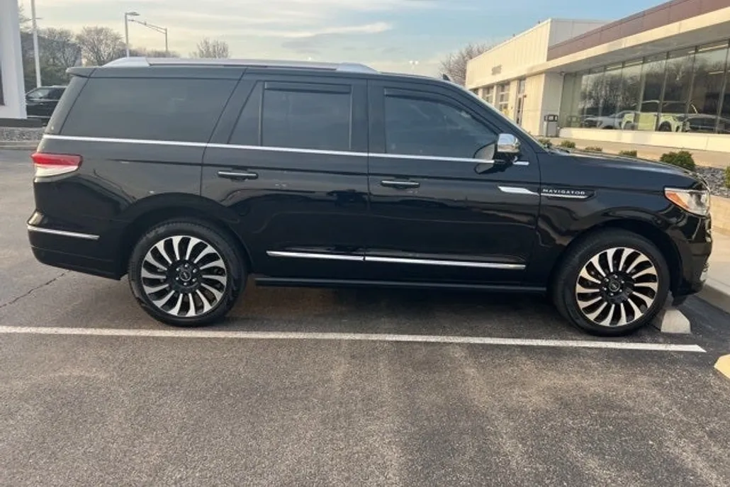 2022 Lincoln Navigator Black Label photo 1