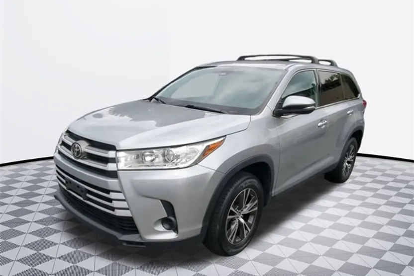 2019 Toyota Highlander LE photo 1