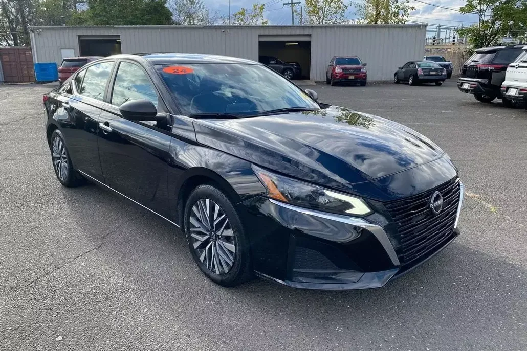 2024 Nissan Altima 2.5 SV photo 1