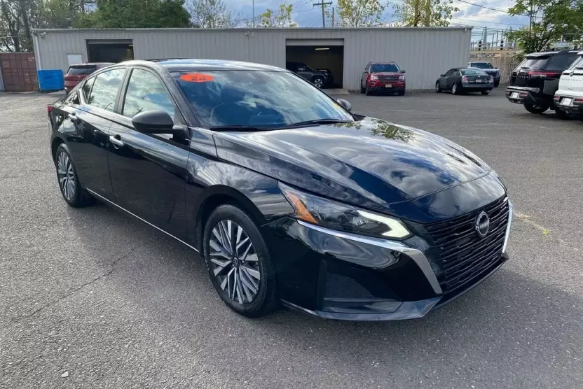 2024 Nissan Altima 2.5 SV photo 1