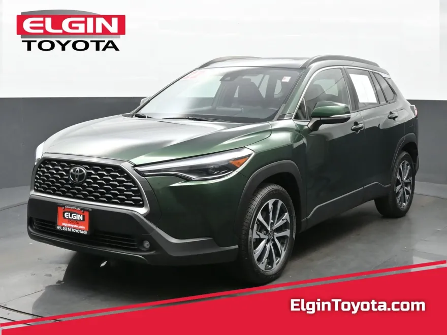 2022 Toyota Corolla Cross XLE photo 1