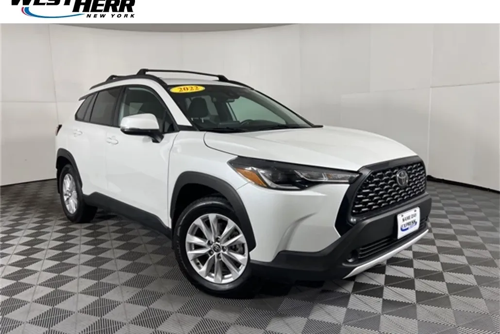 2022 Toyota Corolla Cross LE photo 1