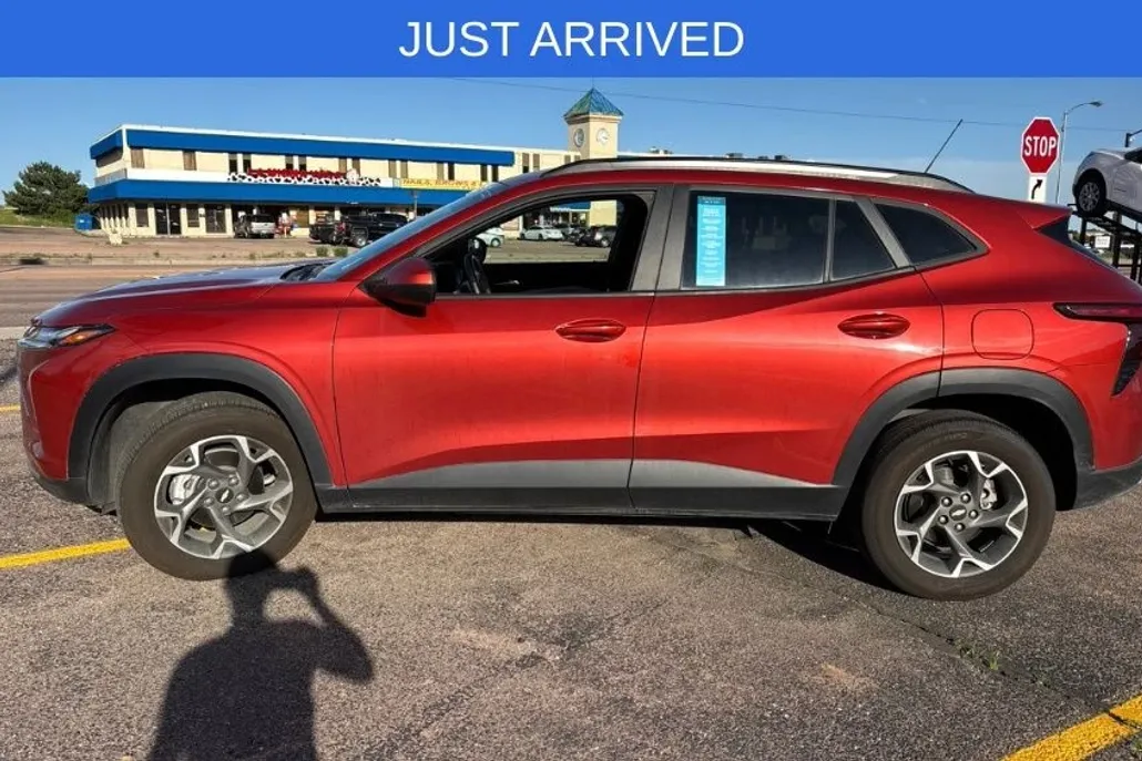 2024 Chevrolet Trax LT photo 1