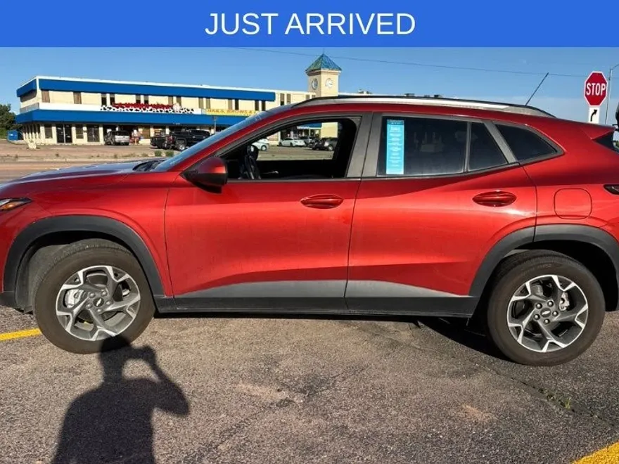 2024 Chevrolet Trax LT photo 1