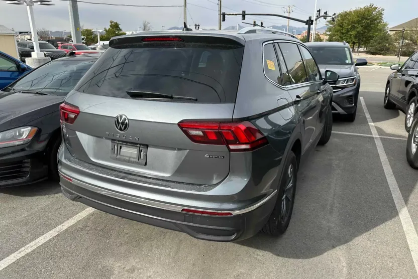 2022 Volkswagen Tiguan SE photo 1