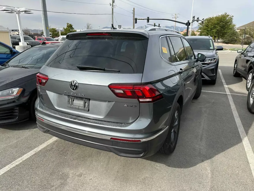 2022 Volkswagen Tiguan SE photo 1