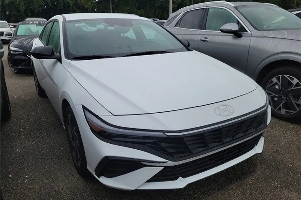 2025 Hyundai Elantra SEL Sport photo 1