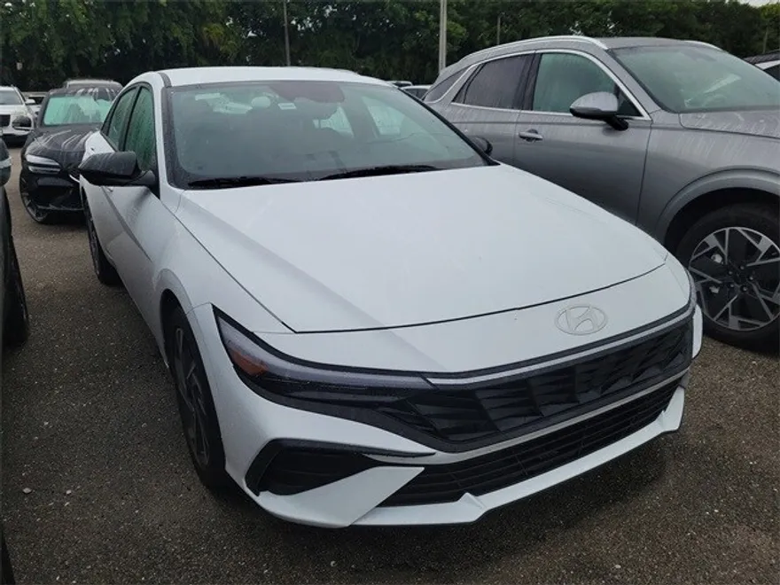 2025 Hyundai Elantra SEL Sport photo 1