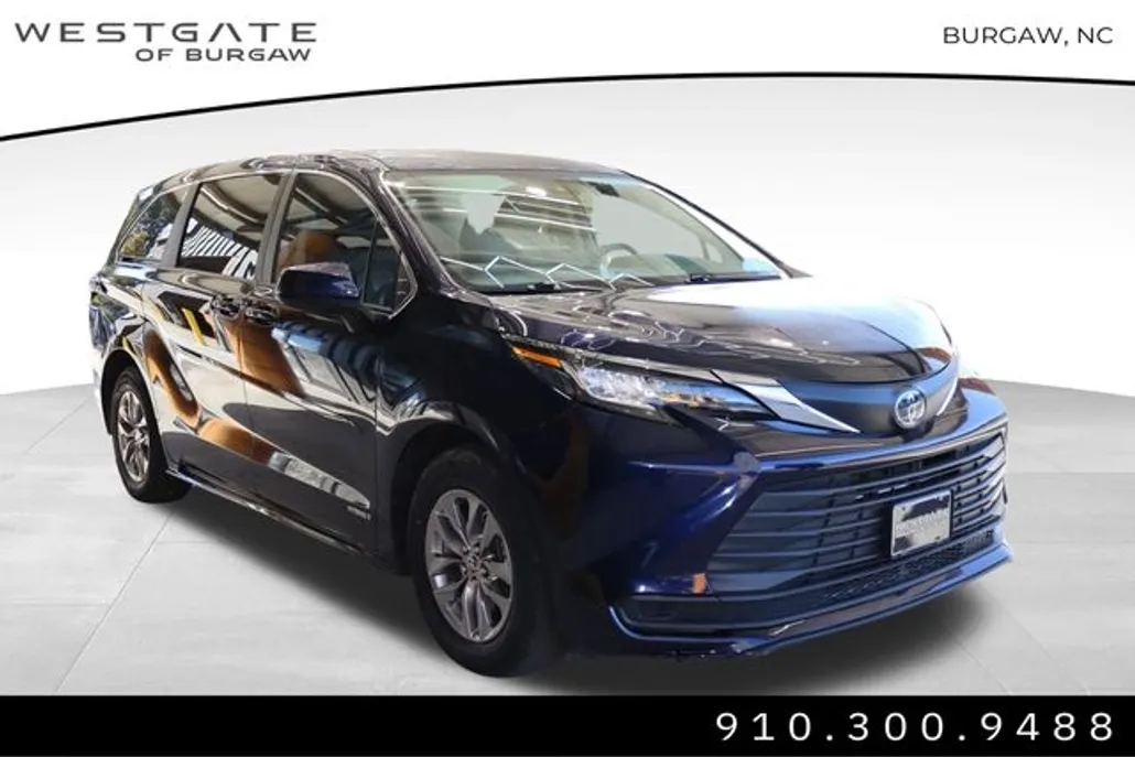 2021 Toyota Sienna LE photo 1