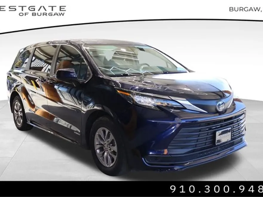 2021 Toyota Sienna LE photo 1