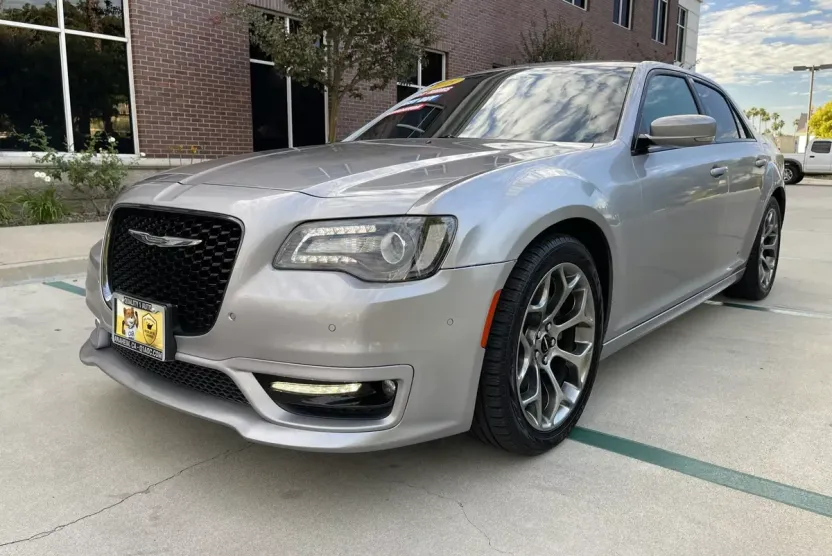 2018 Chrysler 300 S photo 1