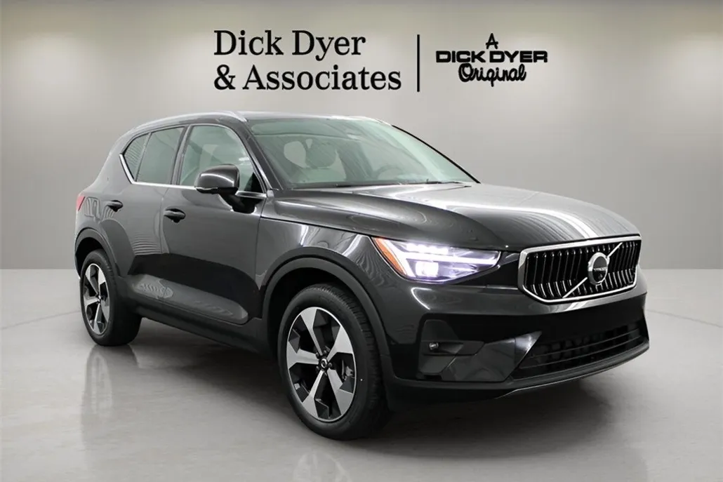 2025 Volvo XC40 Plus photo 1
