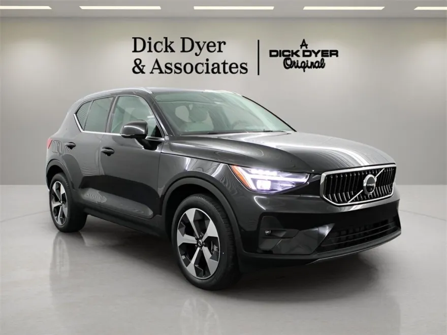 2025 Volvo XC40 Plus photo 1