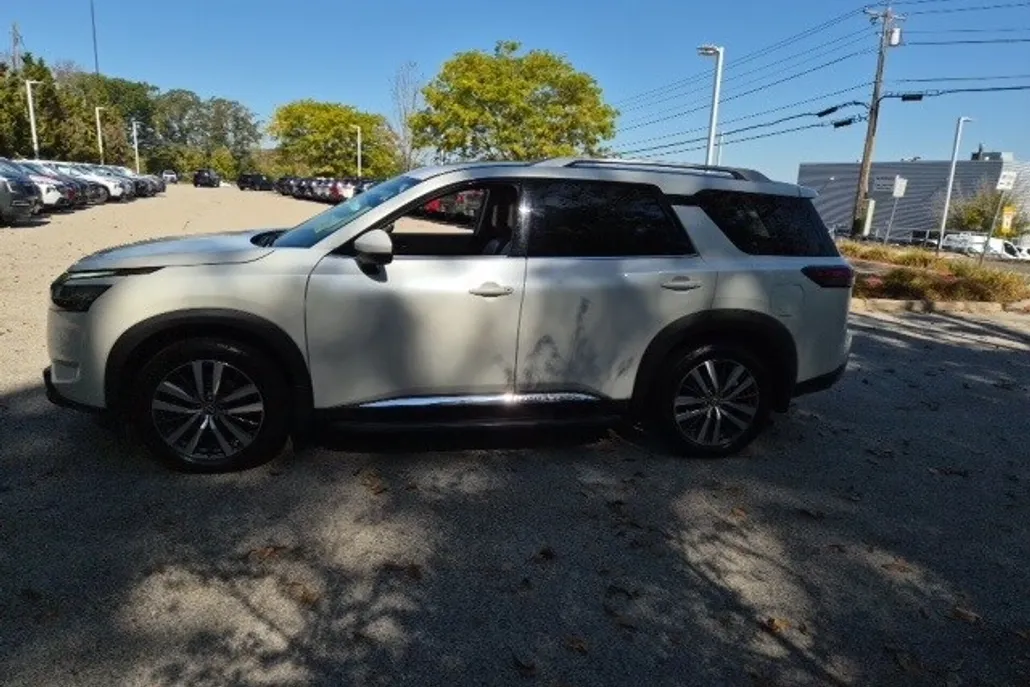 2022 Nissan Pathfinder Platinum photo 1