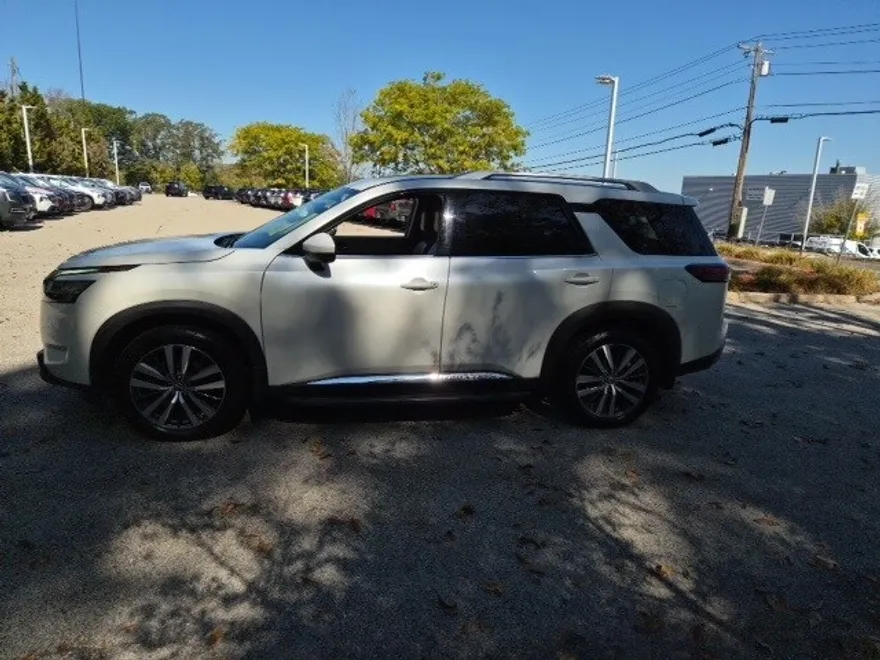 2022 Nissan Pathfinder Platinum photo 1
