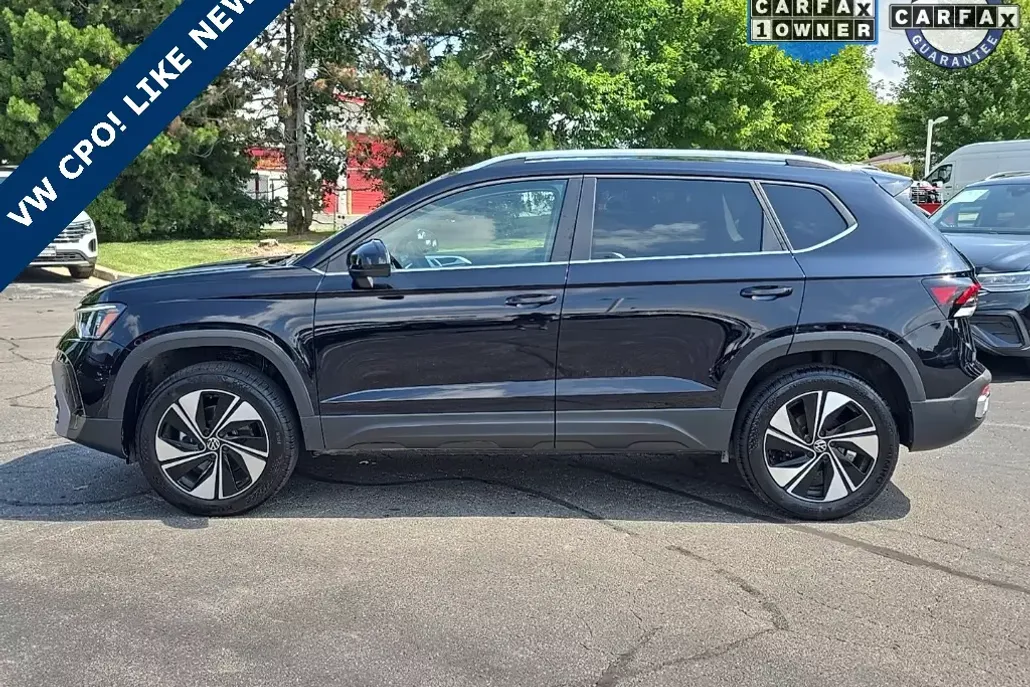 2025 Volkswagen Taos SE photo 1