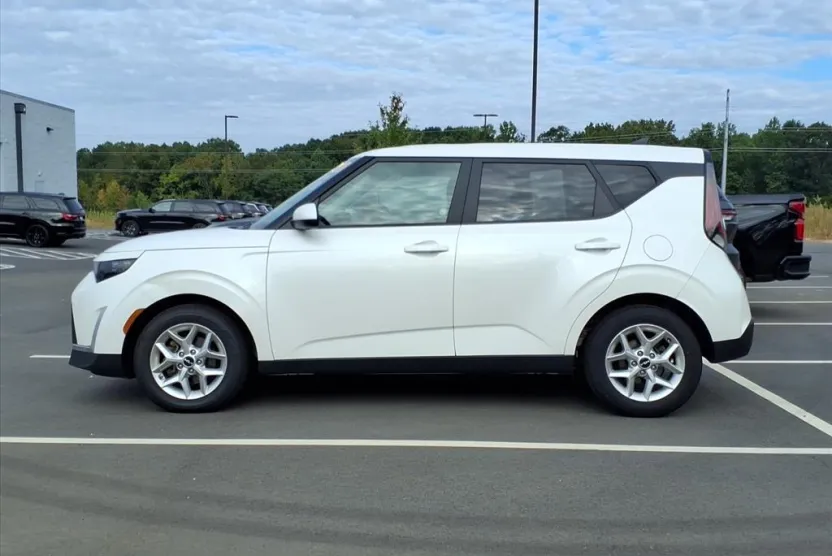 2023 Kia Soul LX photo 1