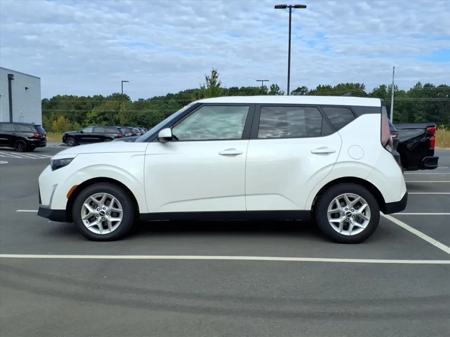 2023 Kia Soul LX photo 1