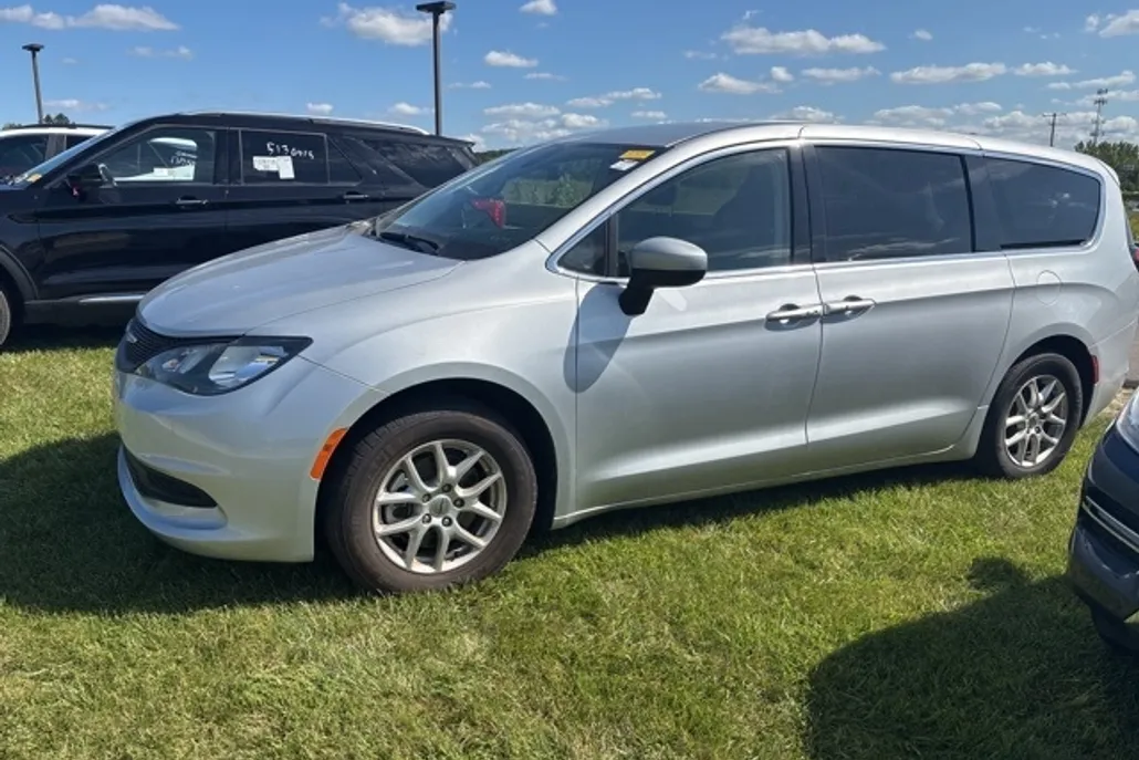 2022 Chrysler Voyager LX photo 1