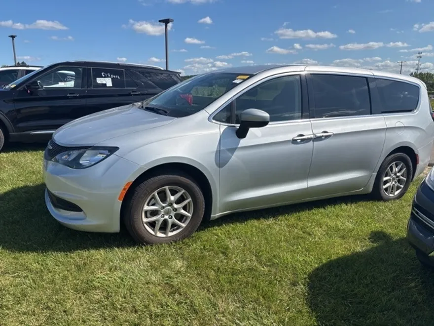 2022 Chrysler Voyager LX photo 1