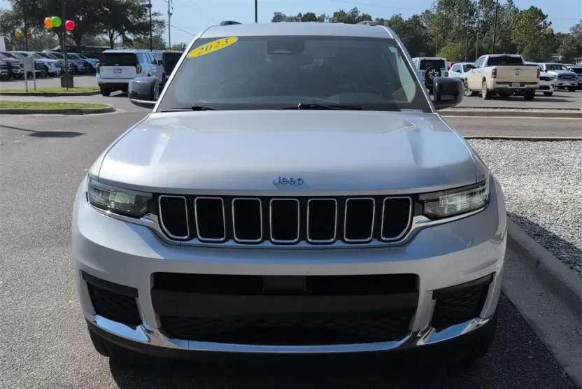 2023 Jeep Grand Cherokee Laredo photo 1