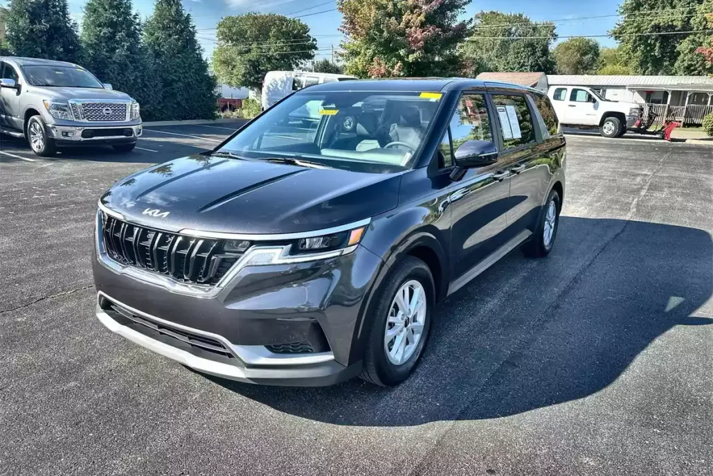 2023 Kia Carnival LX photo 1