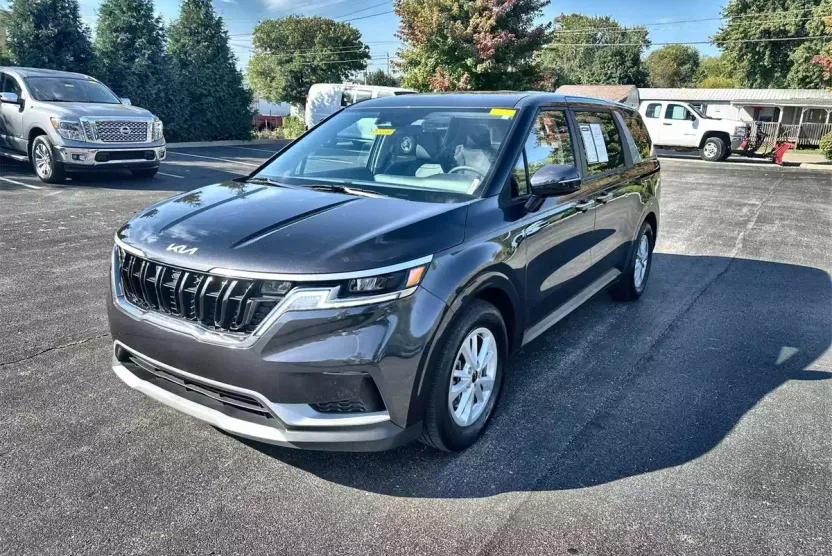 2023 Kia Carnival LX photo 1