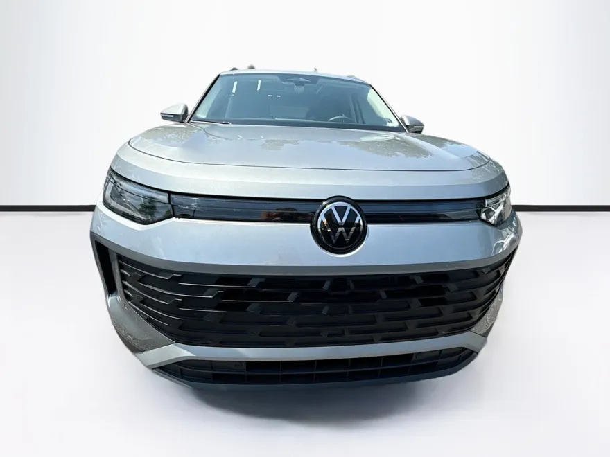 2025 Volkswagen Tiguan SE photo 1