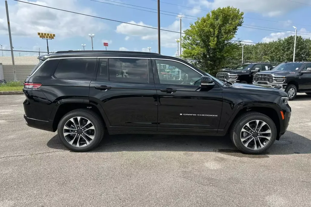 2025 Jeep Grand Cherokee Overland photo 1