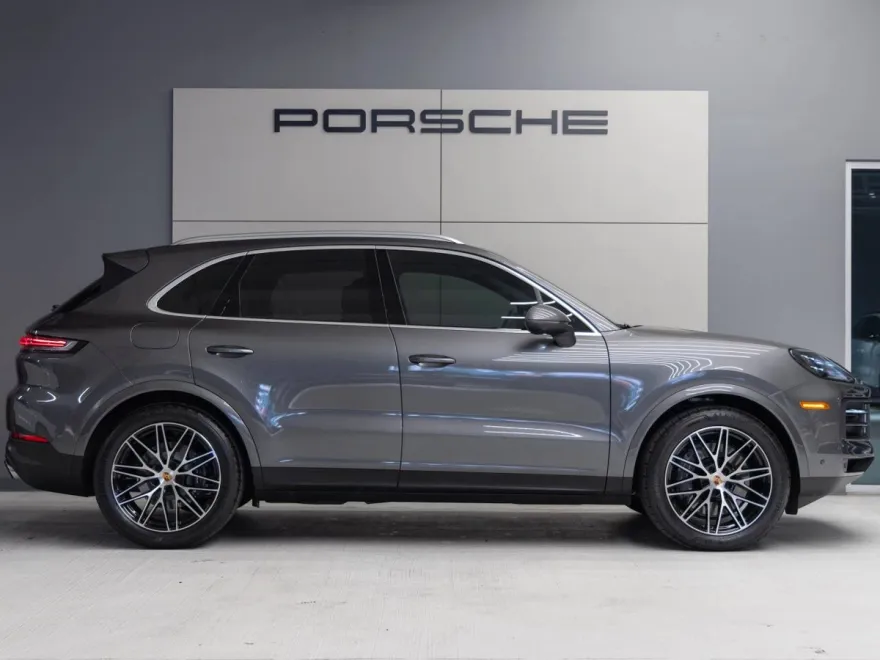 2025 Porsche Cayenne photo 1