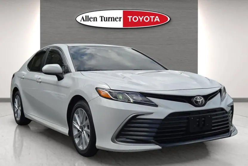 2022 Toyota Camry LE photo 1