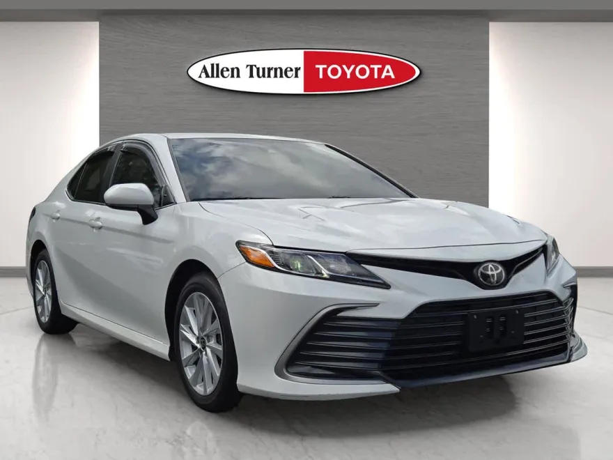 2022 Toyota Camry LE photo 1